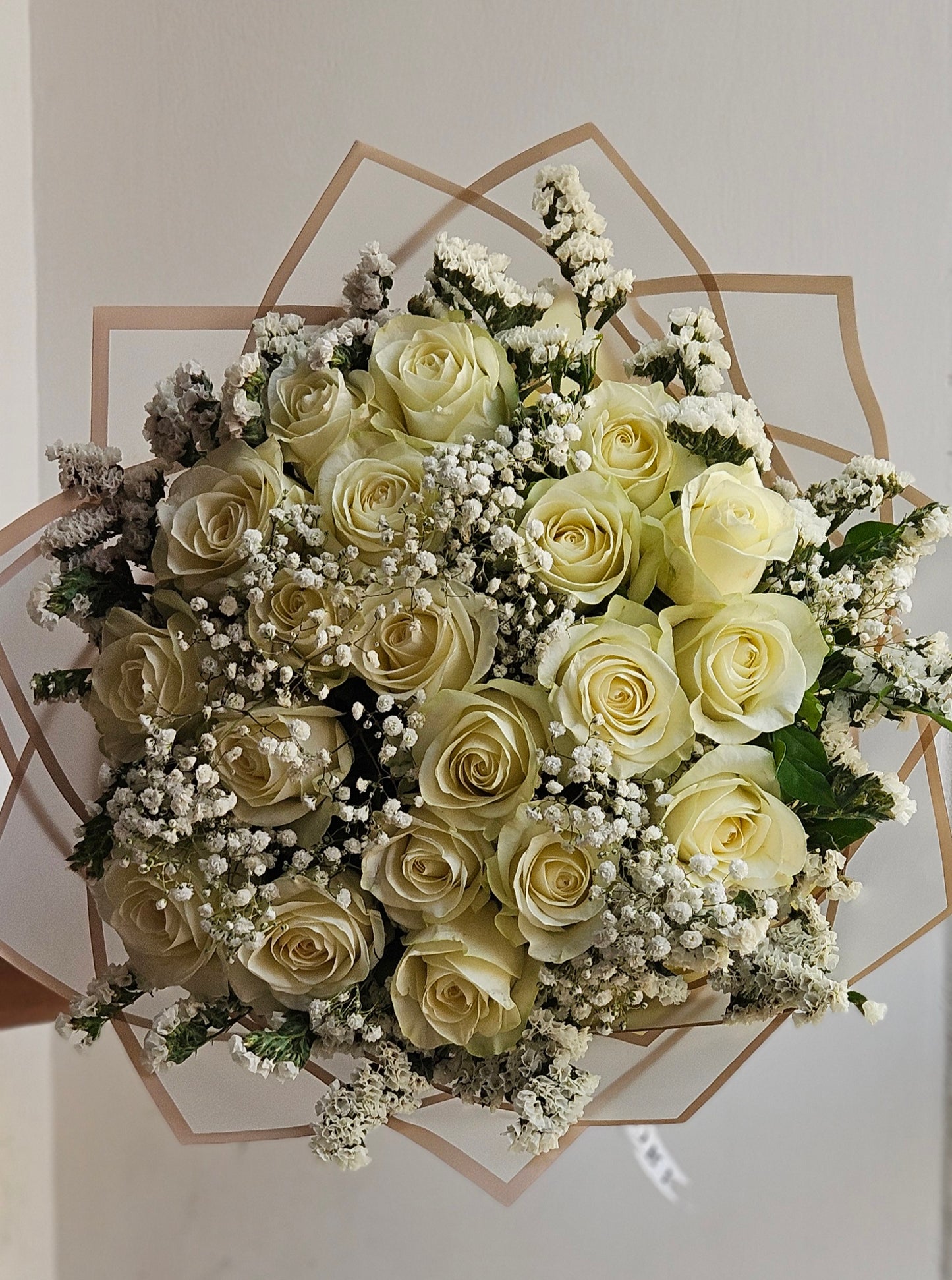 Darling dearest (20 stems with baby's breath)