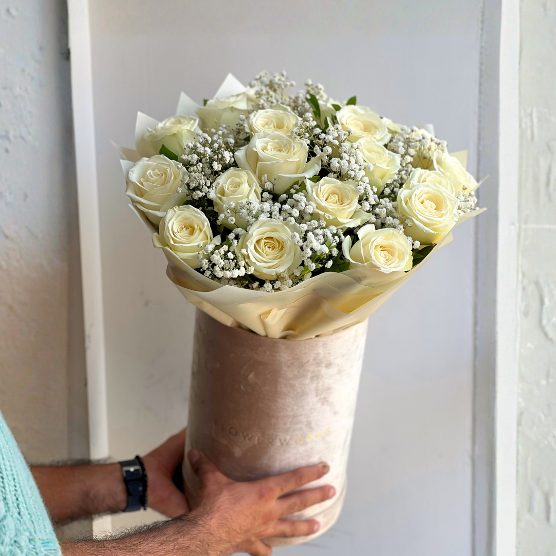 Darling dearest (20 stems with baby's breath)