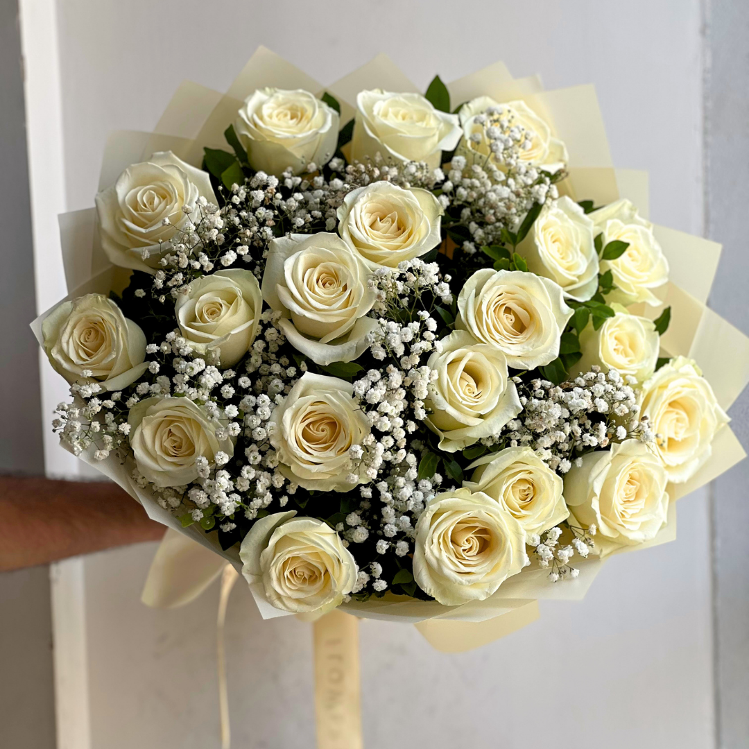 Darling dearest (20 stems with baby's breath)