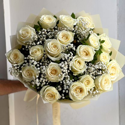 Darling dearest (20 stems with baby's breath)