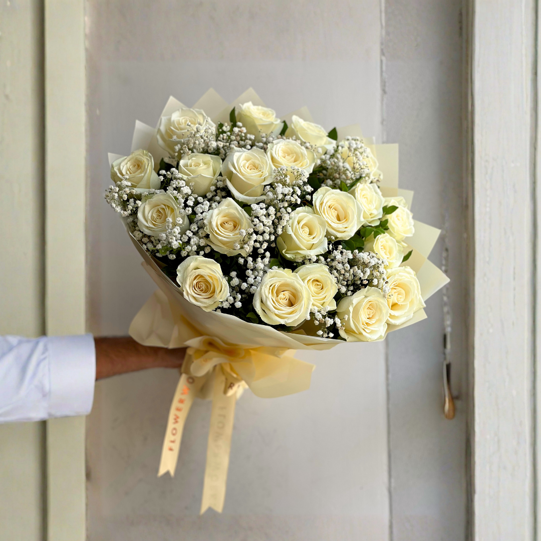 Darling dearest (20 stems with baby's breath)