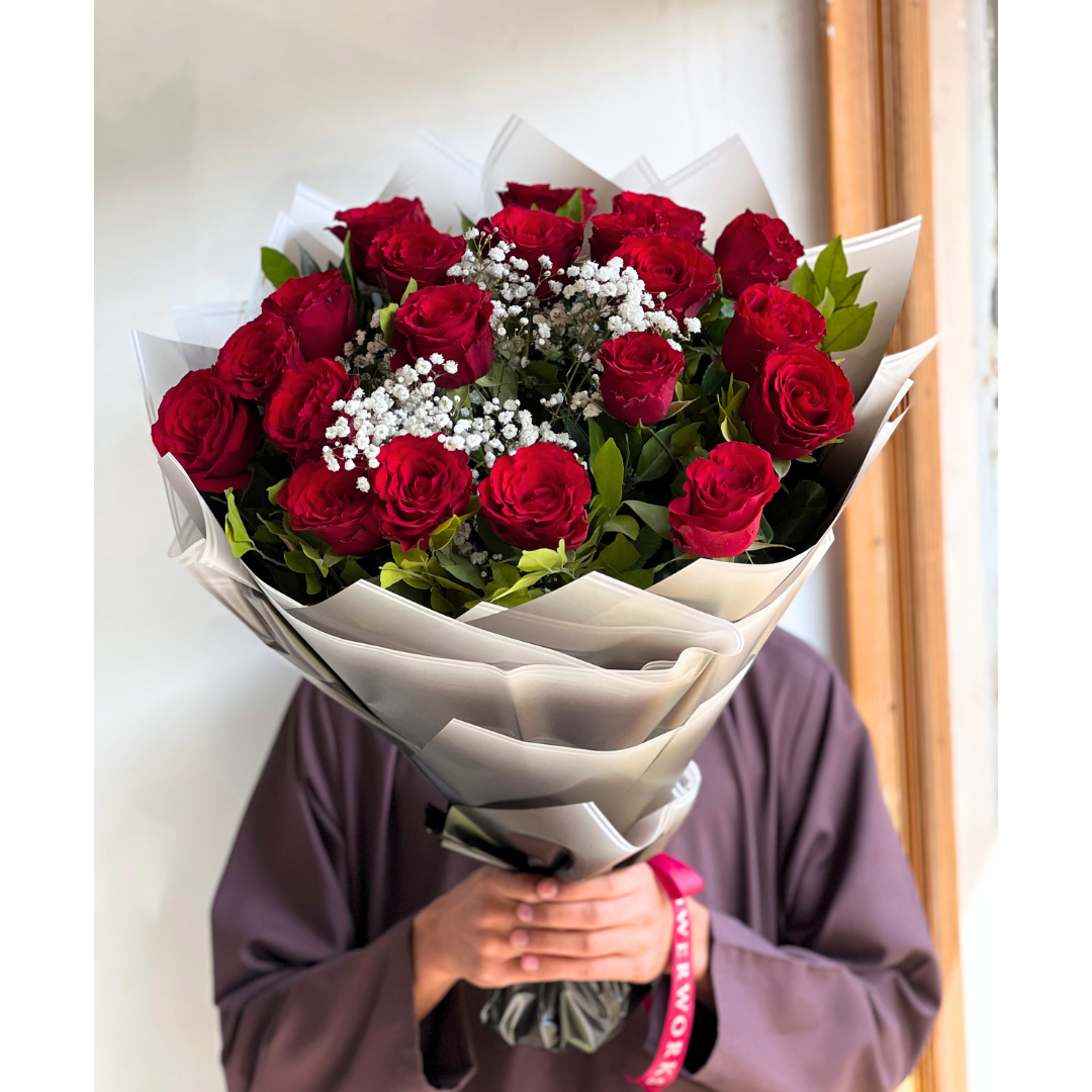 Darling dearest (20 stems with baby's breath)