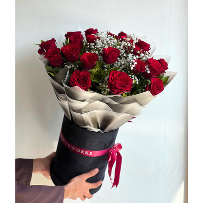 Darling dearest (20 stems with baby's breath)