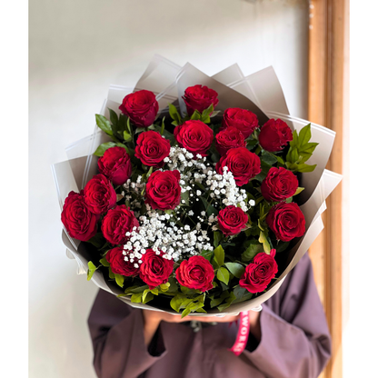 Darling dearest (20 stems with baby's breath)