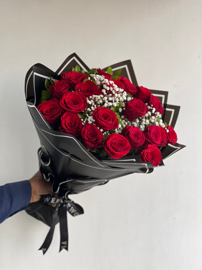 Darling dearest (20 stems with baby's breath)
