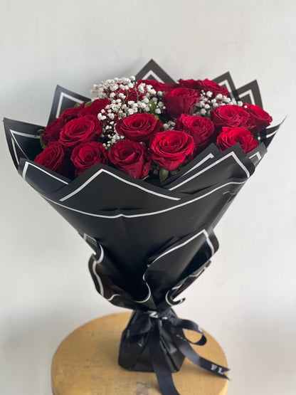 Darling dearest (20 stems with baby's breath)