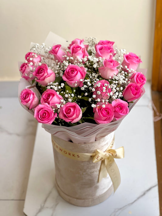 Darling dearest (20 stems with baby's breath)
